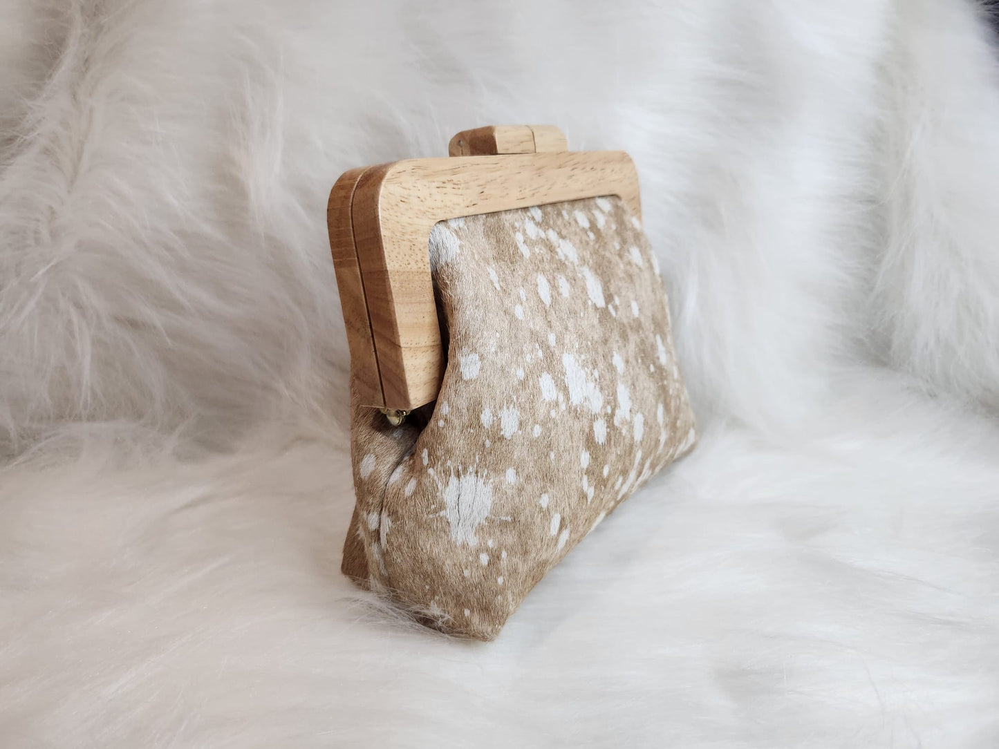 1CB_WF002; CROSSBODY BROWN/WHITE FUR BAG