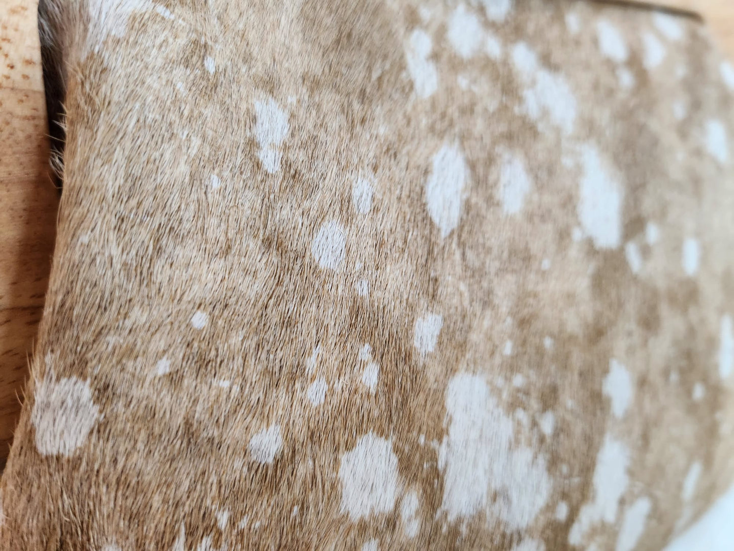 1CB_WF002; CROSSBODY BROWN/WHITE FUR BAG