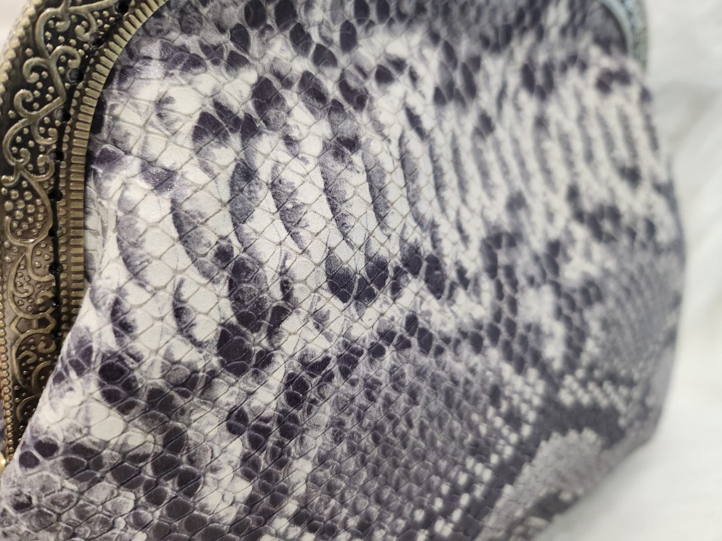 1CB_RC006; CROSSBODY BLUE/WHITE BAG