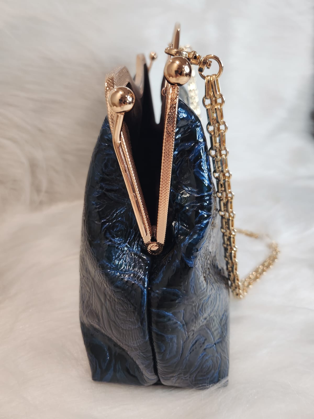 1SC_LIP001; SHOULDERCARRY BLACK/WHITE ROSE BAG